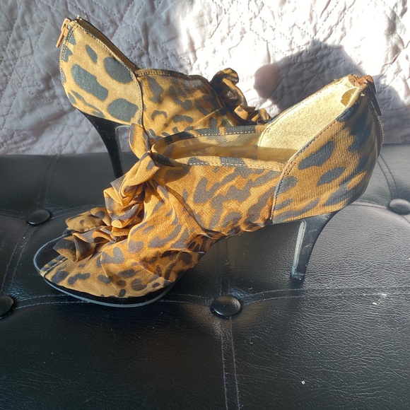 Leopard print open toe heels. - Picture 1 of 2